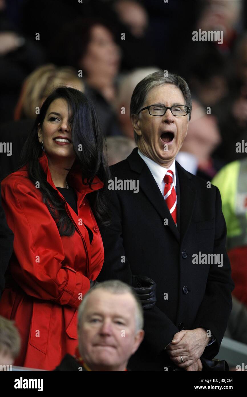 John W Henry Linda Pizzuti Liverpool Owner Wife Liverpool Fc Owner Wife Anfield Liverpool England 16 January 2011 Stock Photo Alamy