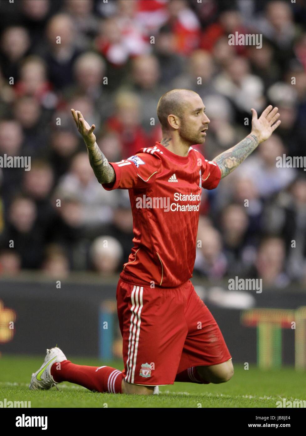 RAUL MEIRELES LIVERPOOL FC LIVERPOOL FC ANFIELD LIVERPOOL ENGLAND 16 January 2011 Stock Photo