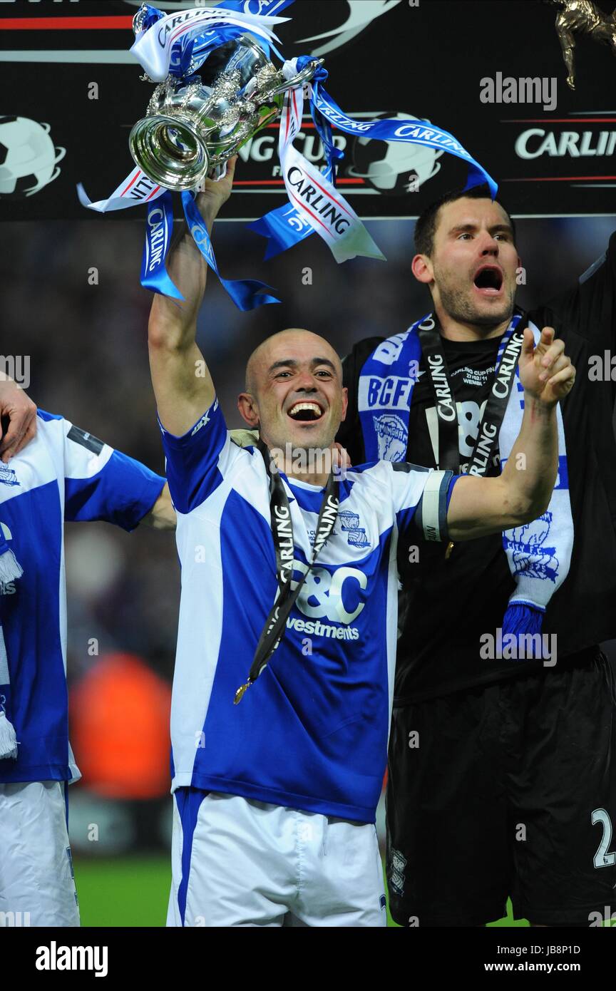 STEPHEN CARR CELEBRATES WITH T BIRMINGHAM CITY FC WEMBLEY STADIUM LONDON ENGLAND 27 February 2011 Stock Photo