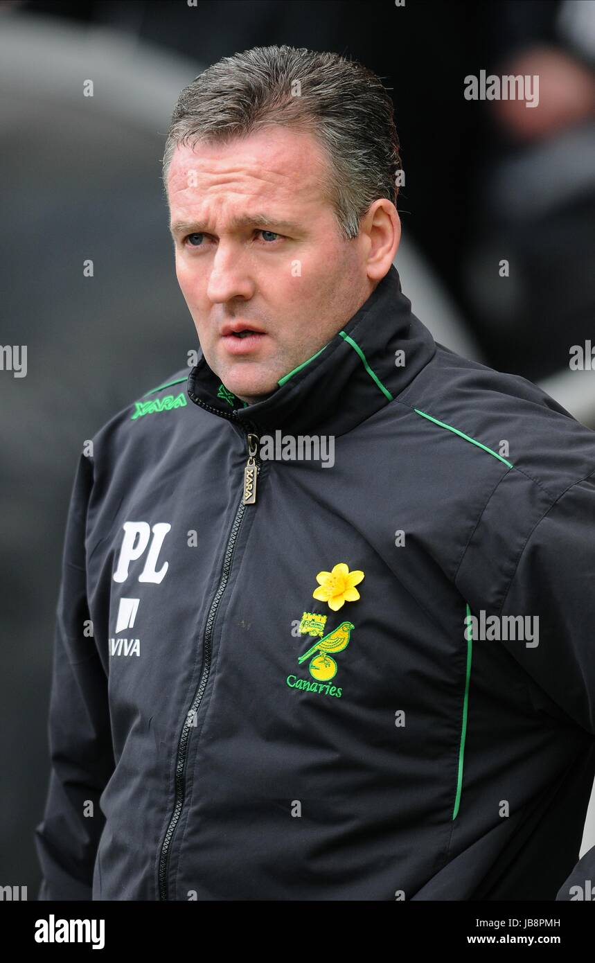 PAUL LAMBERT NORWICH FC MANAGER KC STADIUM HULL ENGLAND 19 March 2011