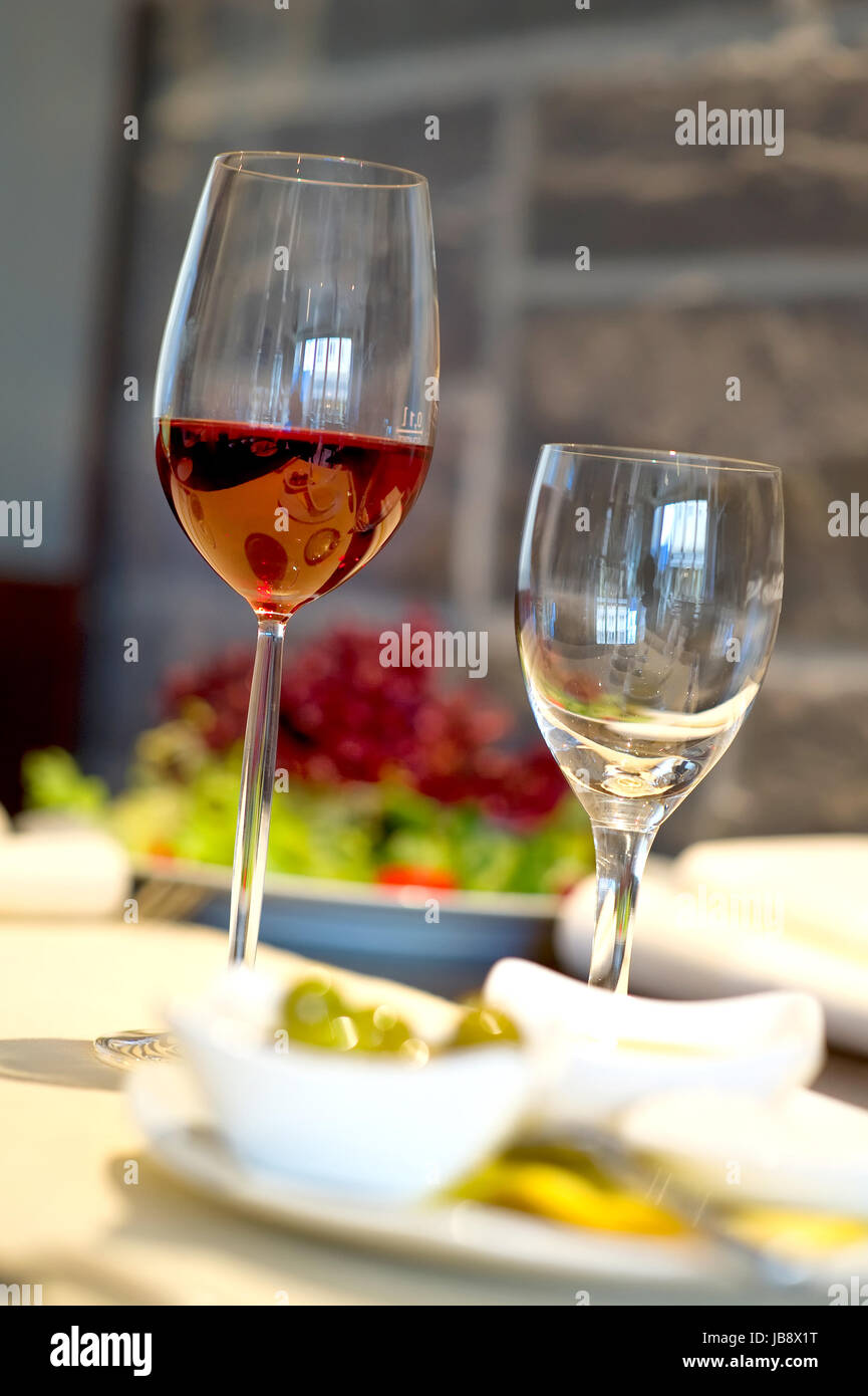 Gedeckter Esstisch mit Weingläsern Covered dining table with wine glasses Stock Photo