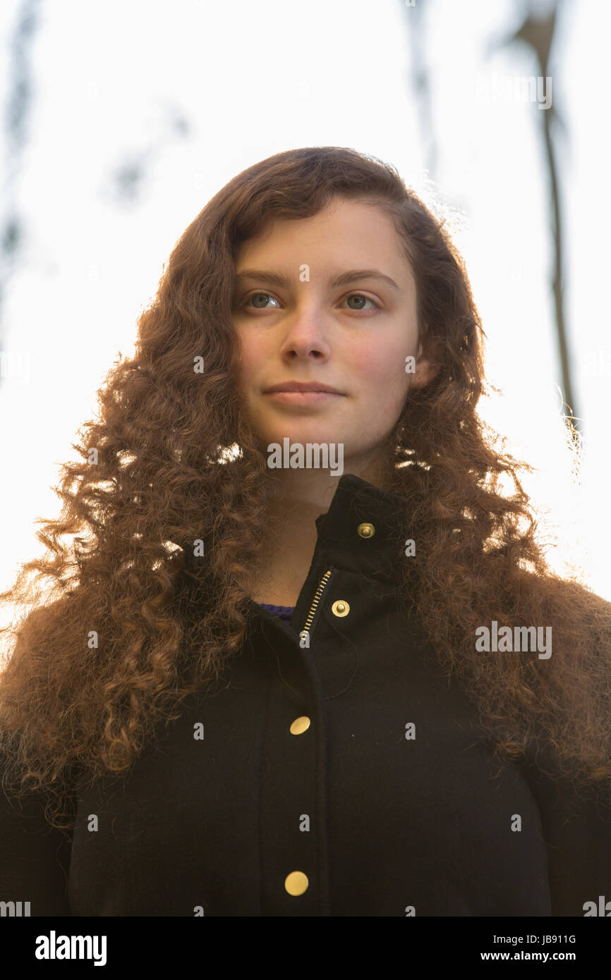 Eine junge hübsche Frau im Gegenlicht Stock Photo