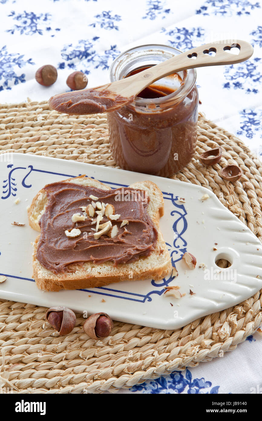 Eine Scheibe Brioche mit hausgemachter Nuss-Nougat-Creme Stock Photo ...