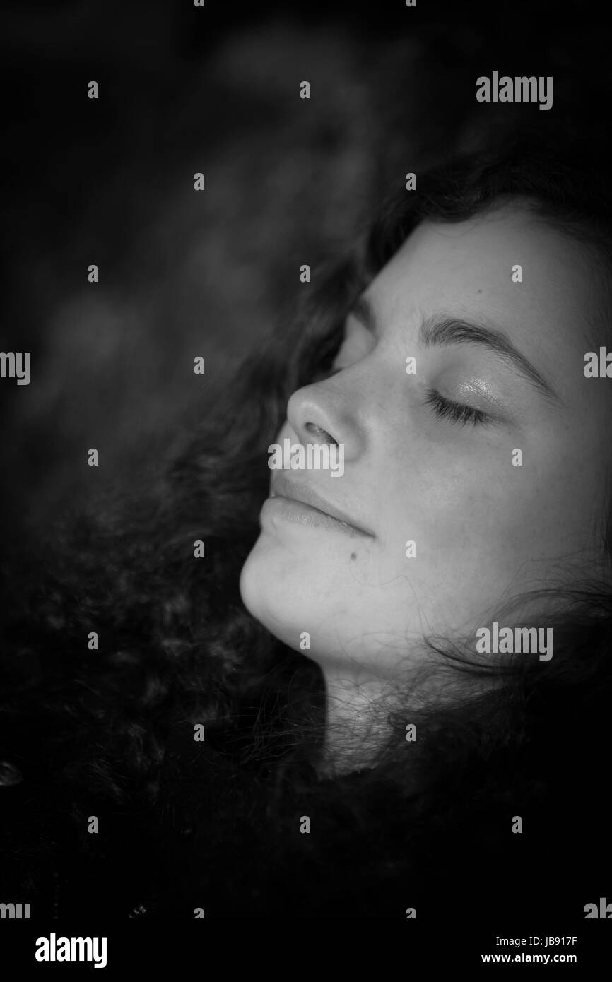 Gesicht mit geschlossenen augen Black and White Stock Photos & Images Alamy