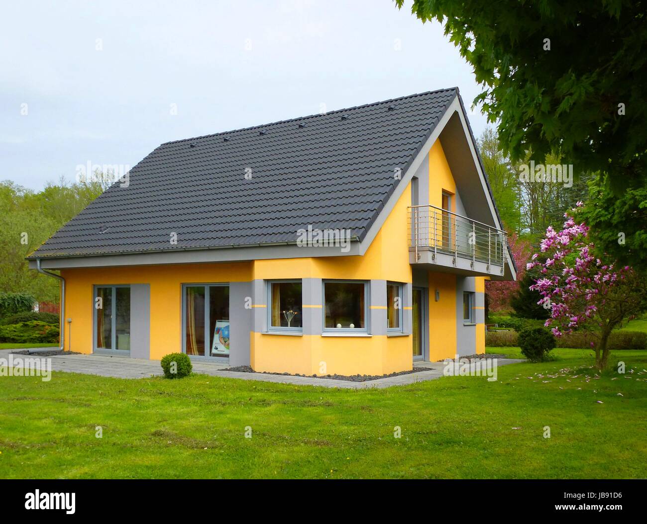 Fertighaus mit Gartenanlage, Schwaben Haus, Einfamilienhaus