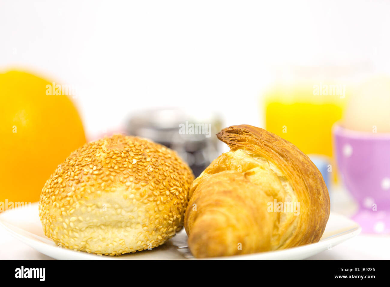 Frühstück mit Brötchen, Croissant, Ei und Marmelade Stock Photo