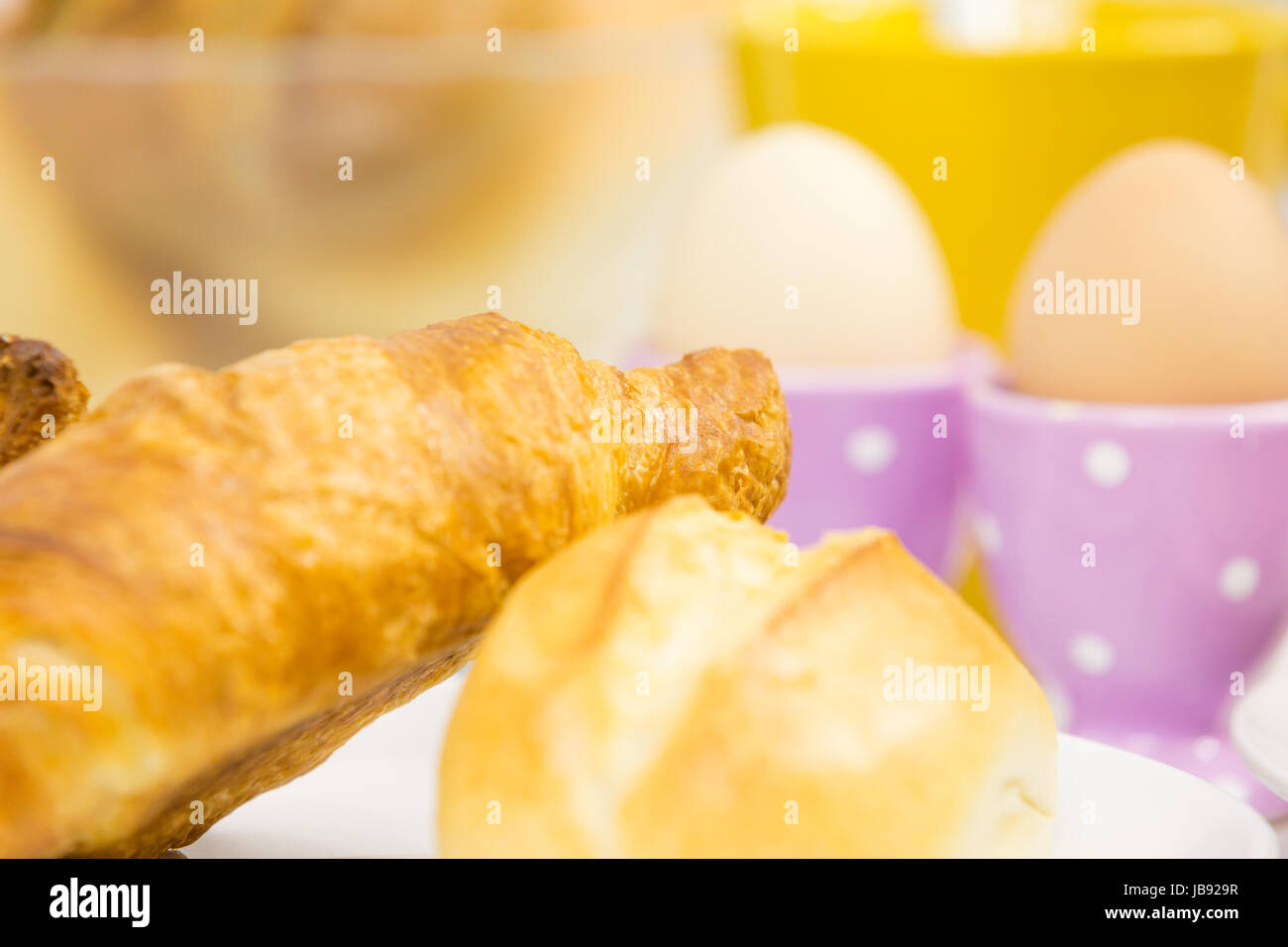 Frühstück mit Brötchen, Croissant, Ei und Marmelade Stock Photo