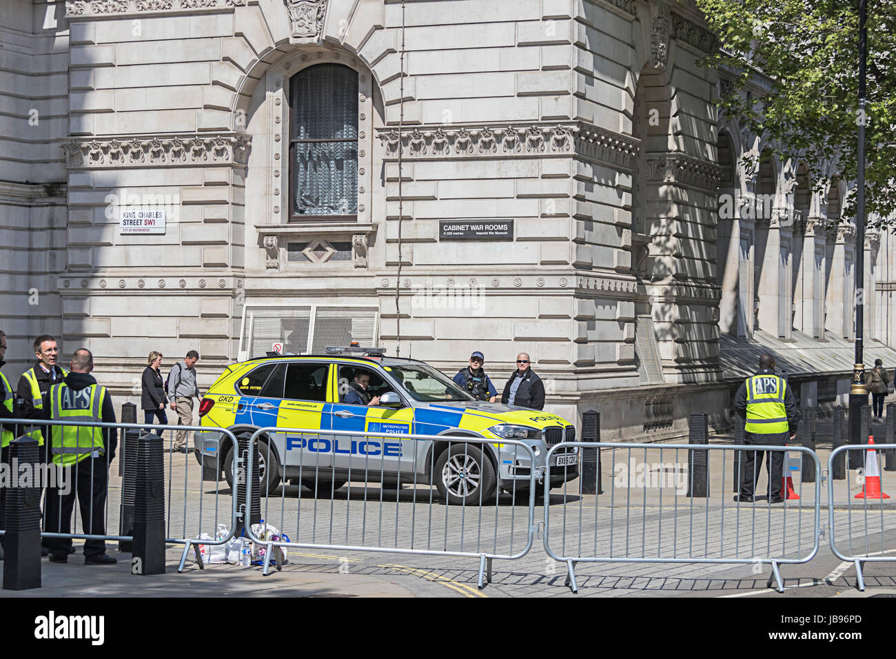 London armed police hi-res stock photography and images - Alamy