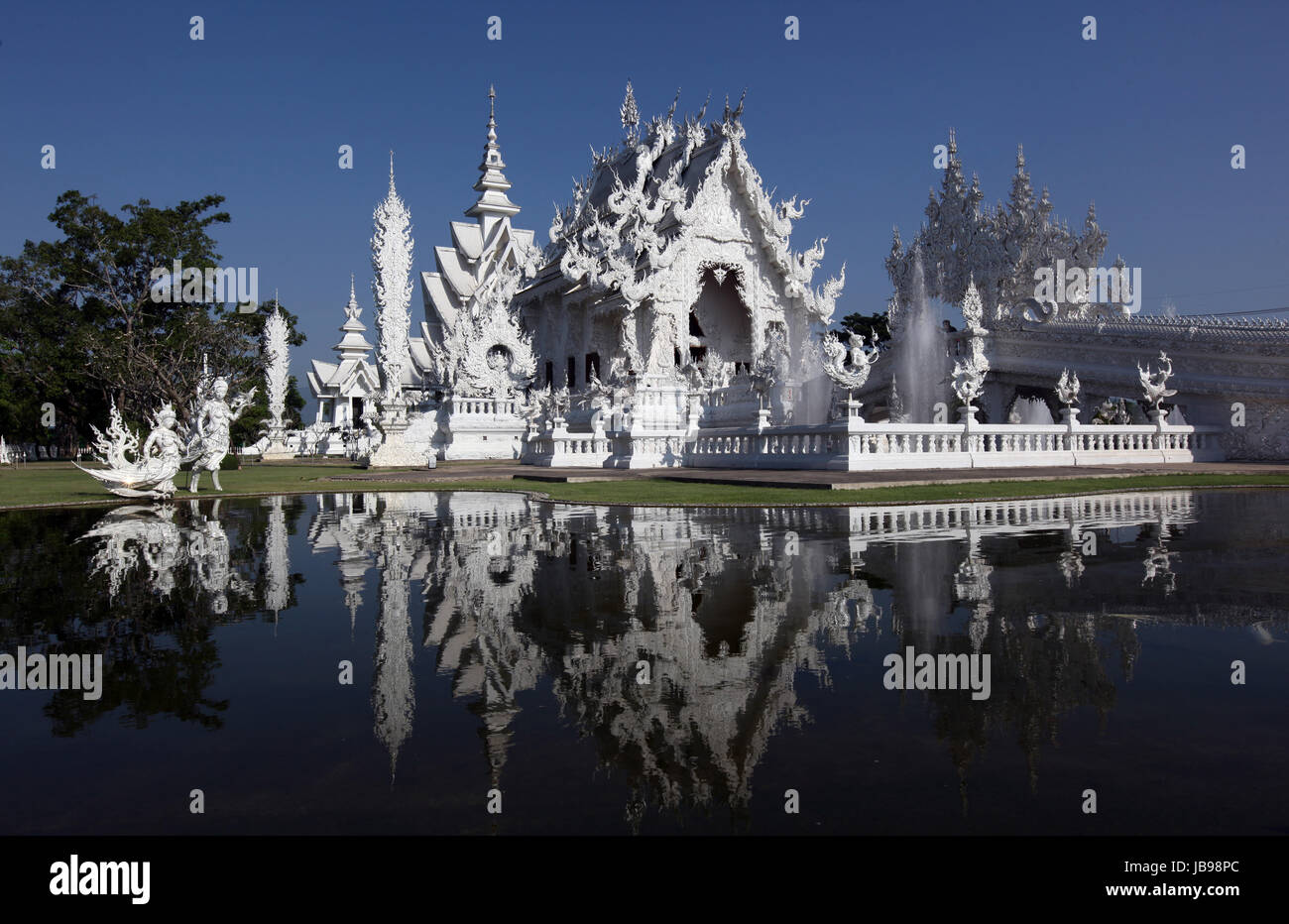 Der Tempel Wat Rong Khun 12 Km suedlich von Chiang Rai in der Provinz chiang Rai im Norden von Thailand in Suedostasien. Stock Photo