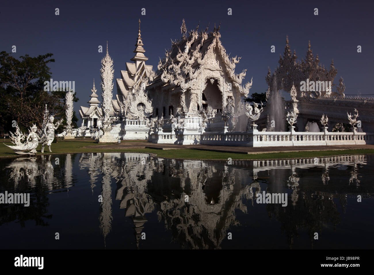 Der Tempel Wat Rong Khun 12 Km suedlich von Chiang Rai in der Provinz chiang Rai im Norden von Thailand in Suedostasien. Stock Photo