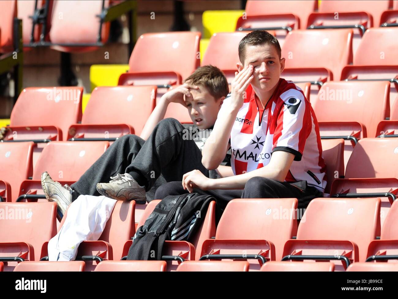 SAD SHEFFIELD UNITED FANS SHEFFIELD UNITED V BARNS SHEFFIELD UNITED V BARNSLEY BRAMALL LANE