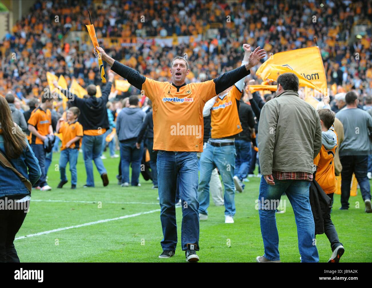 WOLVES FANS CELEBRATE ON PITCH WOLVERHAMPTON WANDERERS V BLAC MOLINEUX WOLVERHAMPTON ENGLAND 22 May 2011 Stock Photo