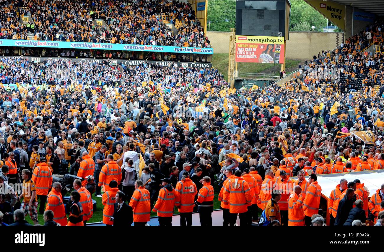 WOLVES FANS CELEBRATE ON PITCH WOLVERHAMPTON WANDERERS V BLAC MOLINEUX WOLVERHAMPTON ENGLAND 22 May 2011 Stock Photo