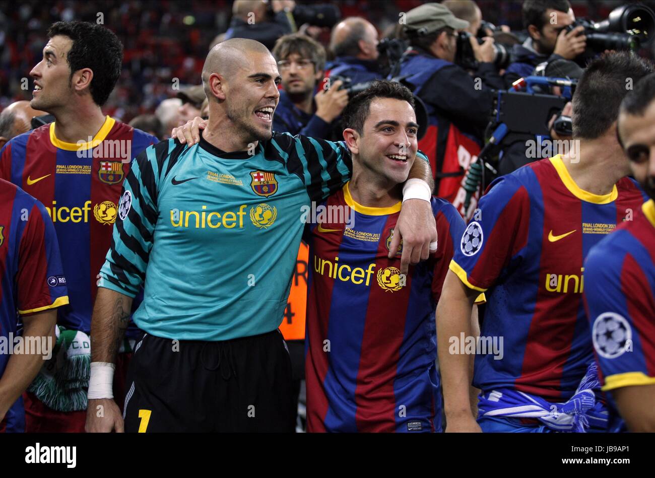 VICTOR VALDES XAVI HERNANDEZ BARCELONA CF V MANCHE FC BARCELONA V MANCHESTER UTD WEMBLEY STADIUM LONDON ENGLAND 28 May 2011 Stock Photo