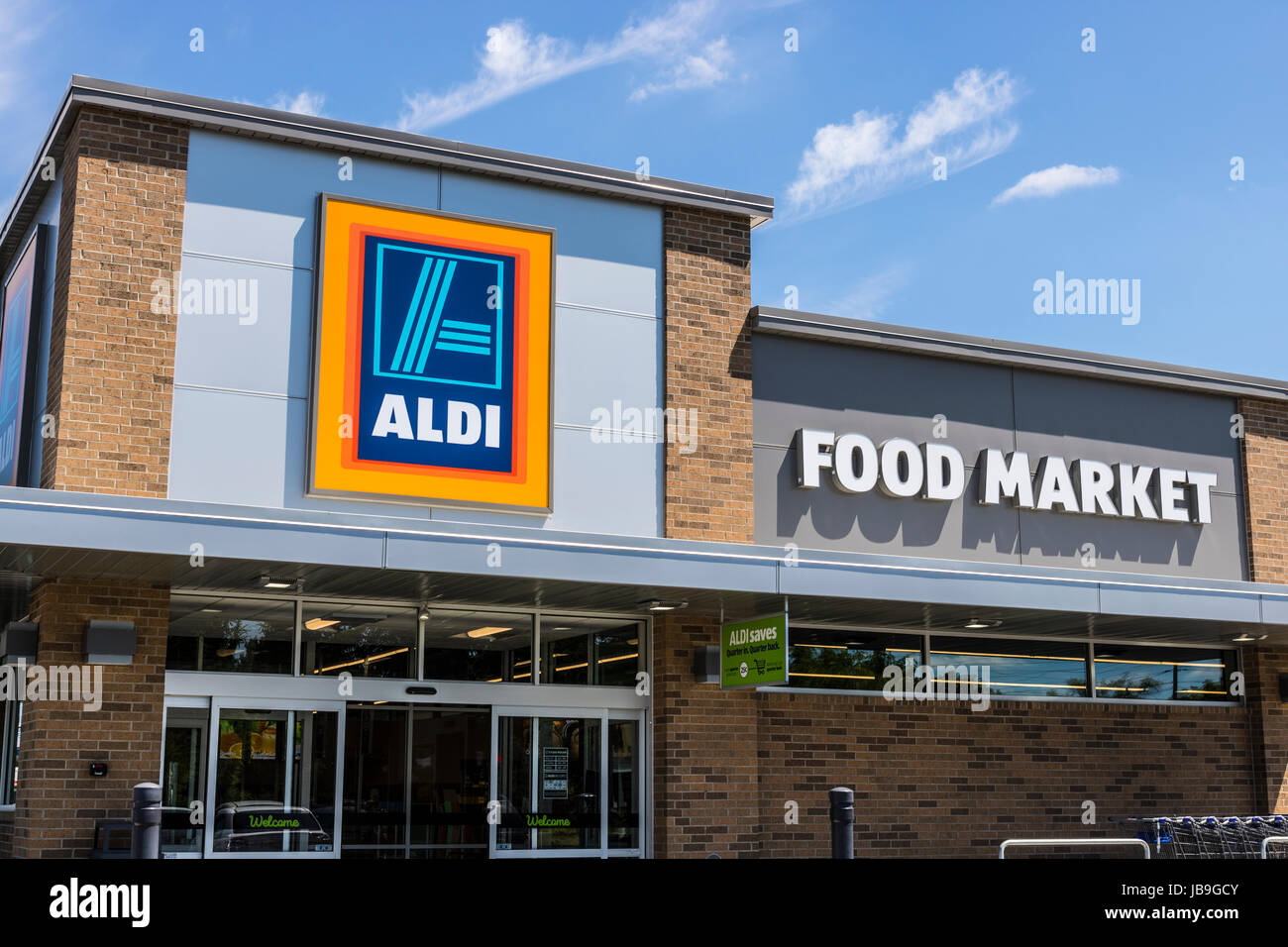 Indianapolis - Circa June 2017: Aldi Discount Supermarket. Aldi sells a range of grocery items, including produce, meat & dairy, at discount prices IX Stock Photo
