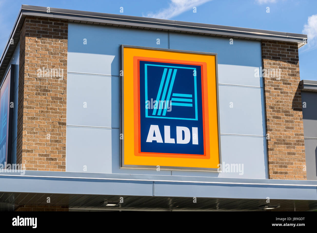 Indianapolis - Circa June 2017: Aldi Discount Supermarket. Aldi sells a range of grocery items, including produce, meat & dairy, at discount prices VI Stock Photo