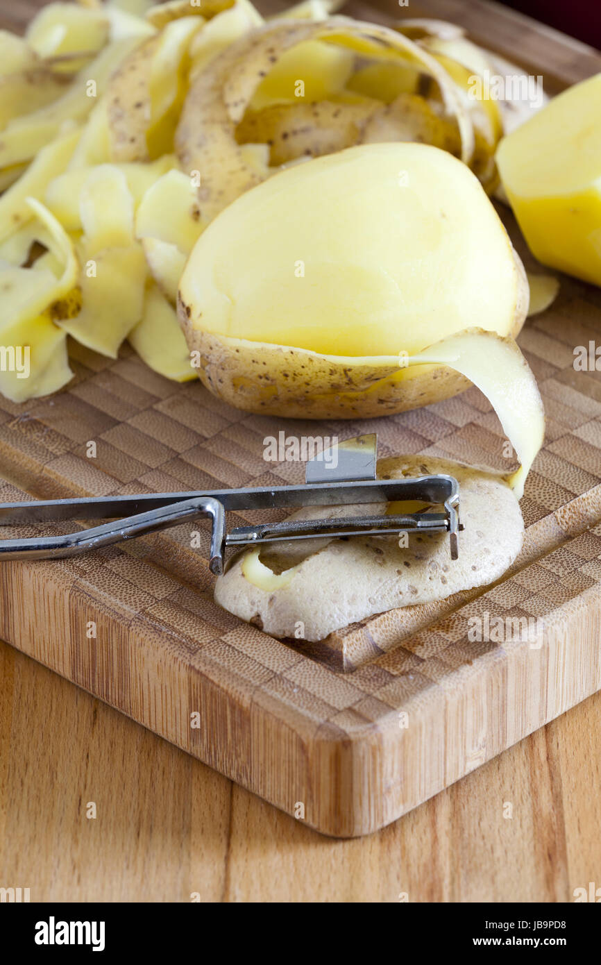 Nahaufnahme Kartoffel und Kartoffelschäler Stock Photo