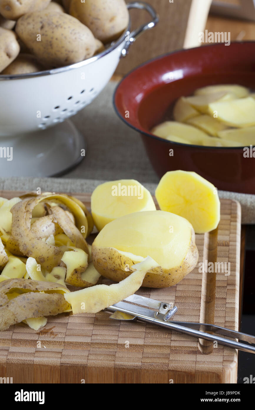 Kartoffeln schälen Stock Photo