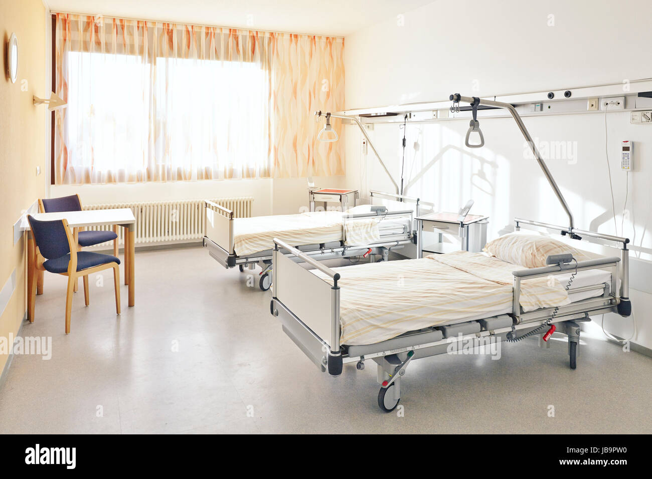 Krankenzimmer mit zwei Betten ohne Menschen Stock Photo