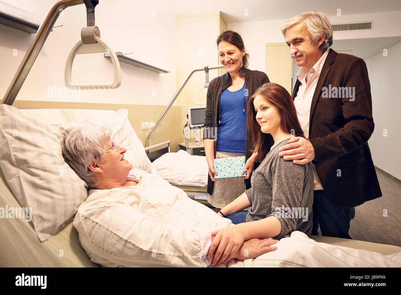 Посещение пациентов в больнице. Пациент и семья. Человек с семьей в больнице.