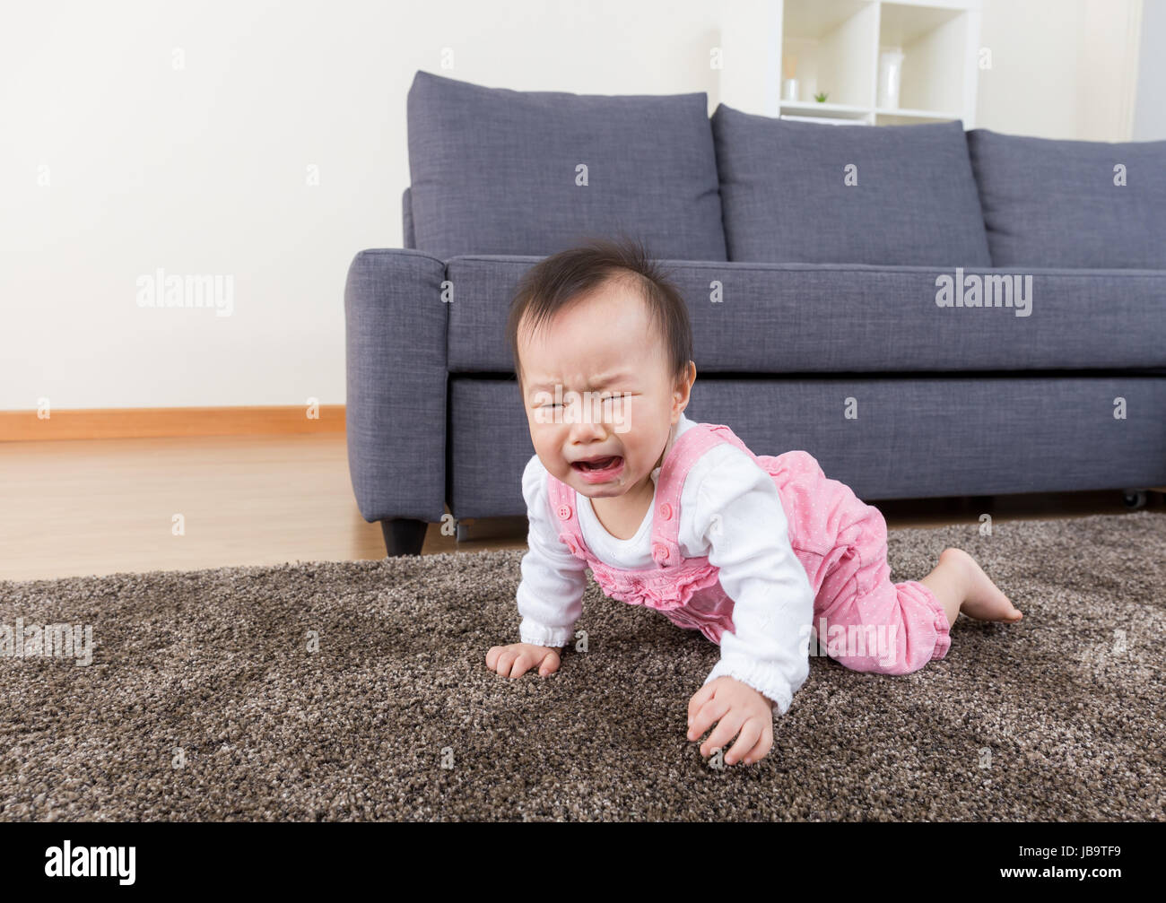 Ребенок валяется. Ползет и плачет. Ребёнок лежит и плачет. В 4 месяца ребенок пытается ползать. Ползет и плачет.