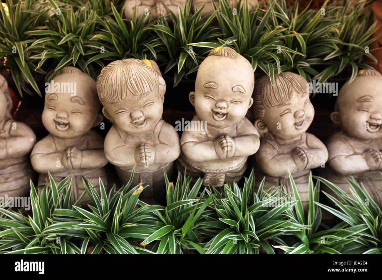 Kleine Figuren in einem Garten von AltSukhothai in der Provinz