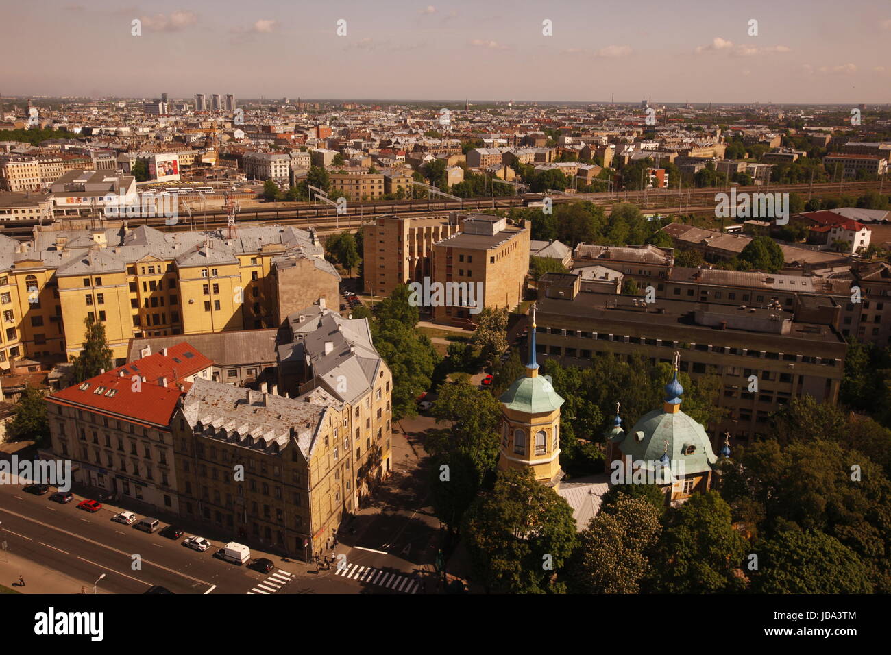 Die Neustadt von Riga aus Sicht der Aussichtsterasse des Sozialistischen Hochhaus Akademie der Wissenschaften im Stadtteil Little Moskow in Riga, Lettland Stock Photo