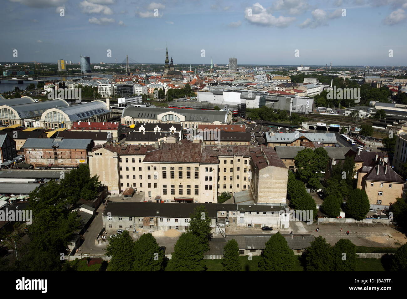 Das Panorama vom Turm der Akedemie der Wissenschaften in der Altstadt von Riga der Hauptststadt von Lettland im Baltikum in Osteuropa. Stock Photo
