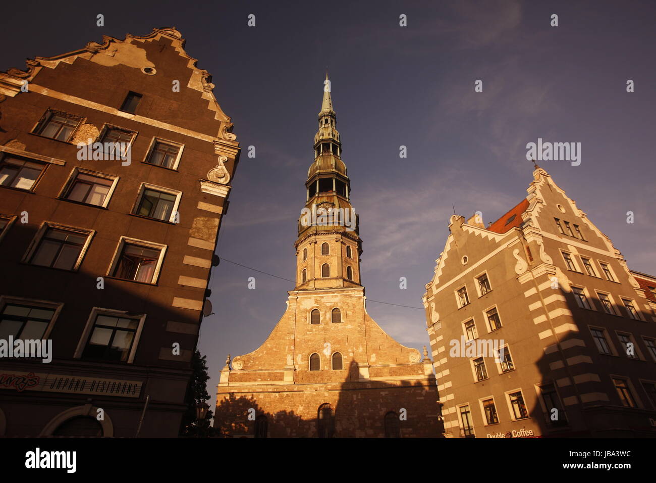 Die Petrikirche und das Schwarzhaeupterhaus in der Altstadt von Riga der Hauptststadt von Lettland im Baltikum in Osteuropa. Stock Photo