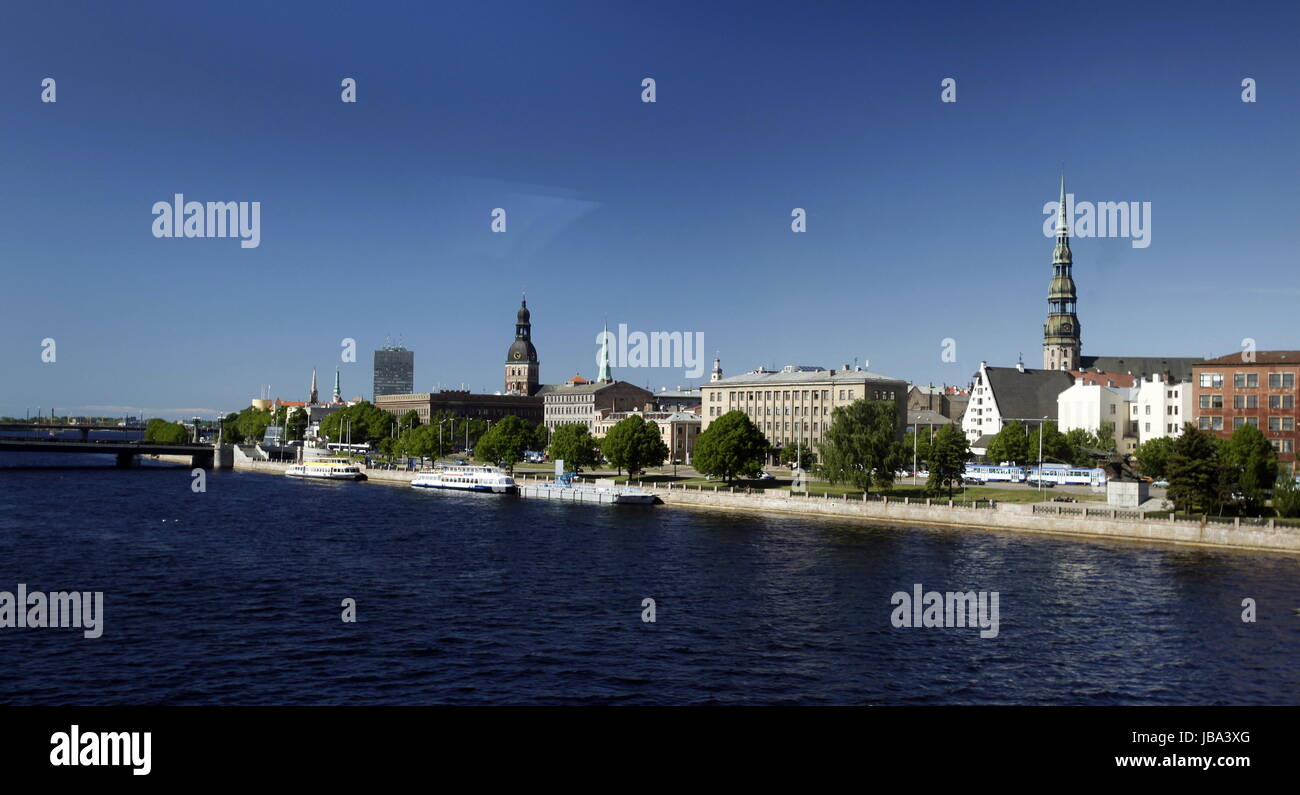 Die Petrikirche und der Fluss Daugava in der Altstadt von Riga der Hauptststadt von Lettland im Baltikum in Osteuropa. Stock Photo
