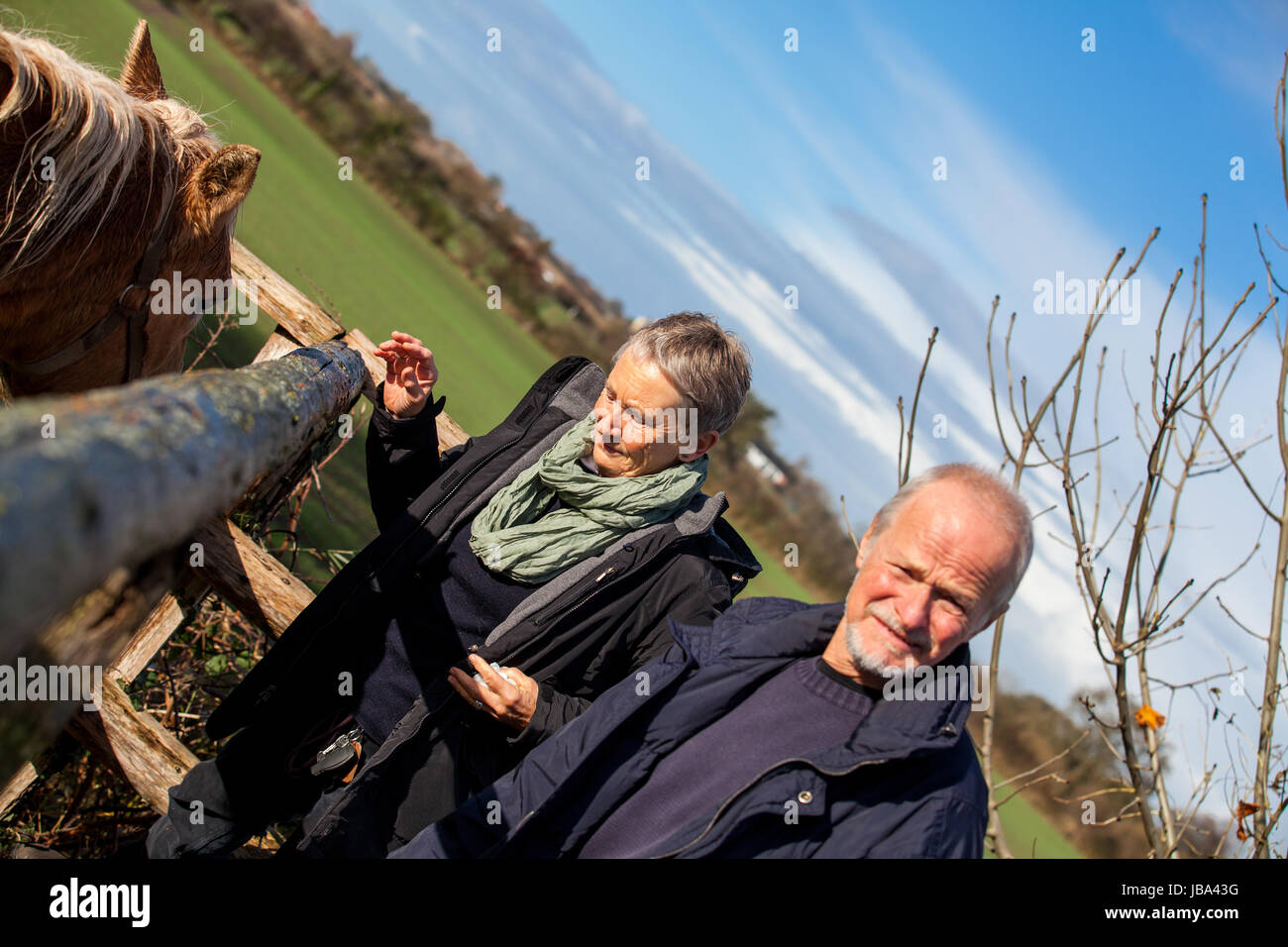 älteres senioren paar glücklich entspannt in der natur im freien freizeit urlaub erholung Stock Photo