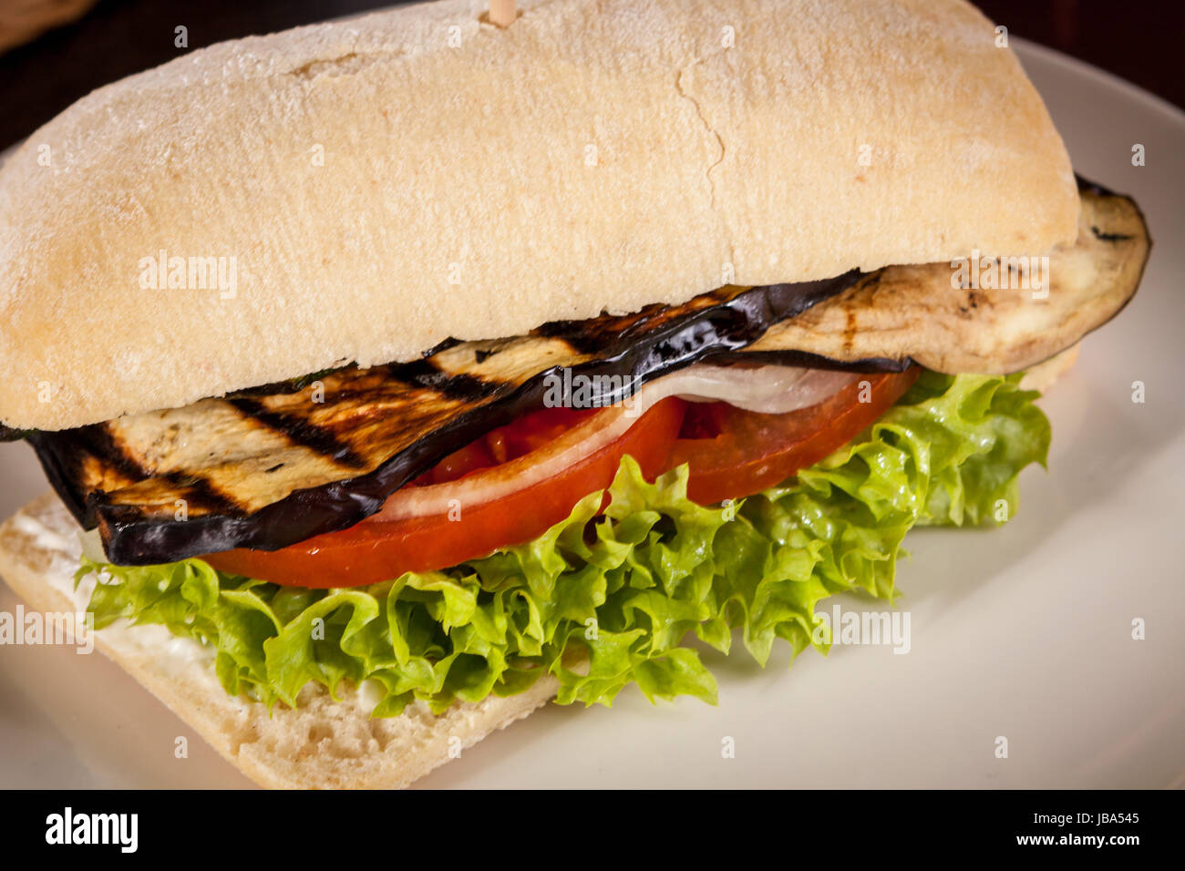 Vegetarischer veganer Hamburger mit Aubergine Tomate und Salat in einem ...