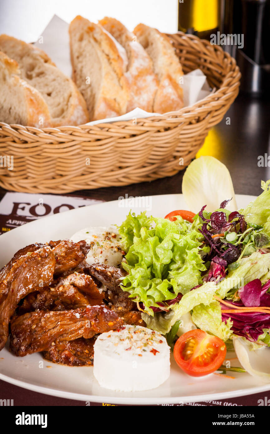Frischer Salat mit Ziegenfrischkäse und gebratenen Rindfleischstreifen ...