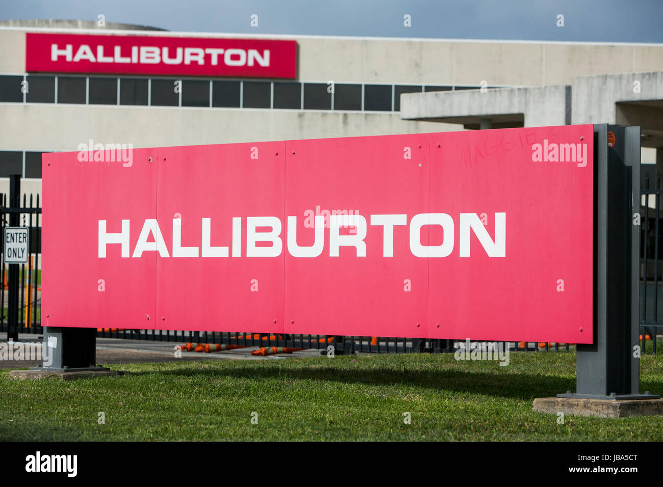 Halliburton sign hi-res stock photography and images - Alamy