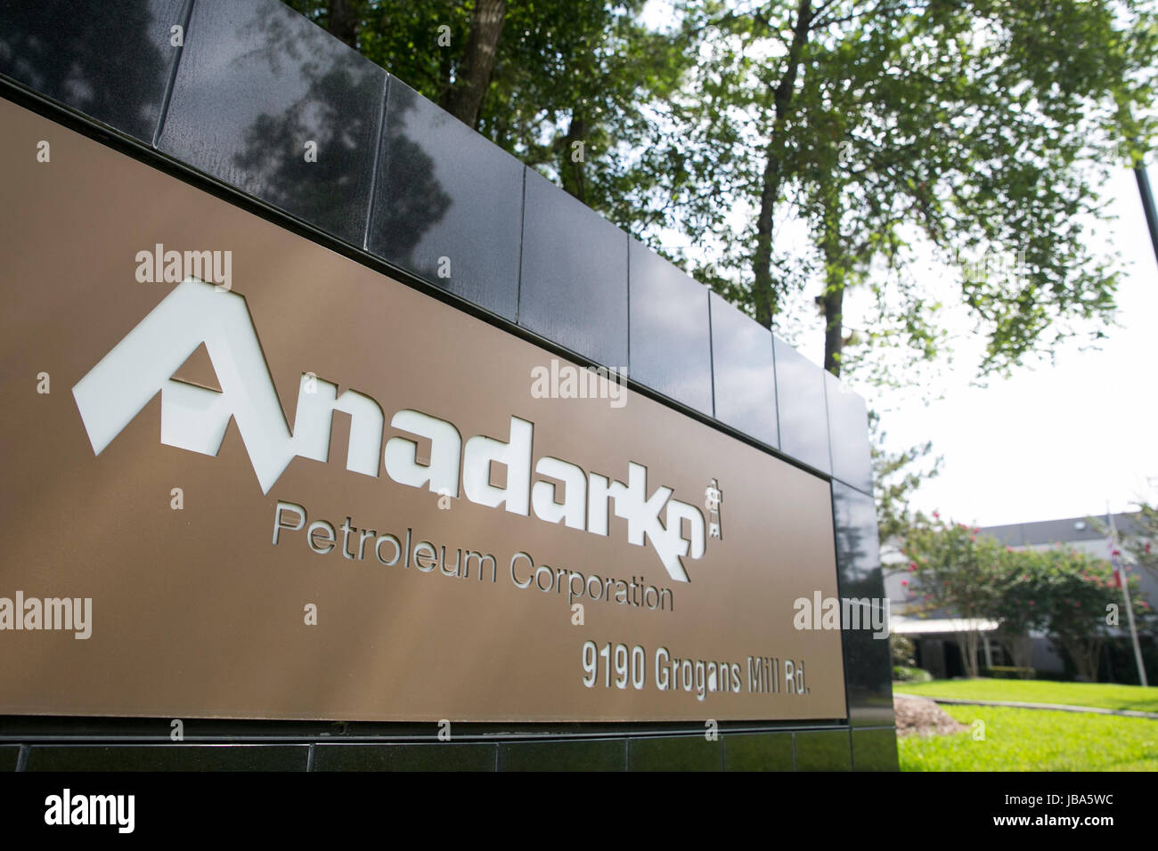 A logo sign outside of a facility occupied by the Anadarko Petroleum Corporation in The Woodlands, Texas, on May 28, 2017. Stock Photo
