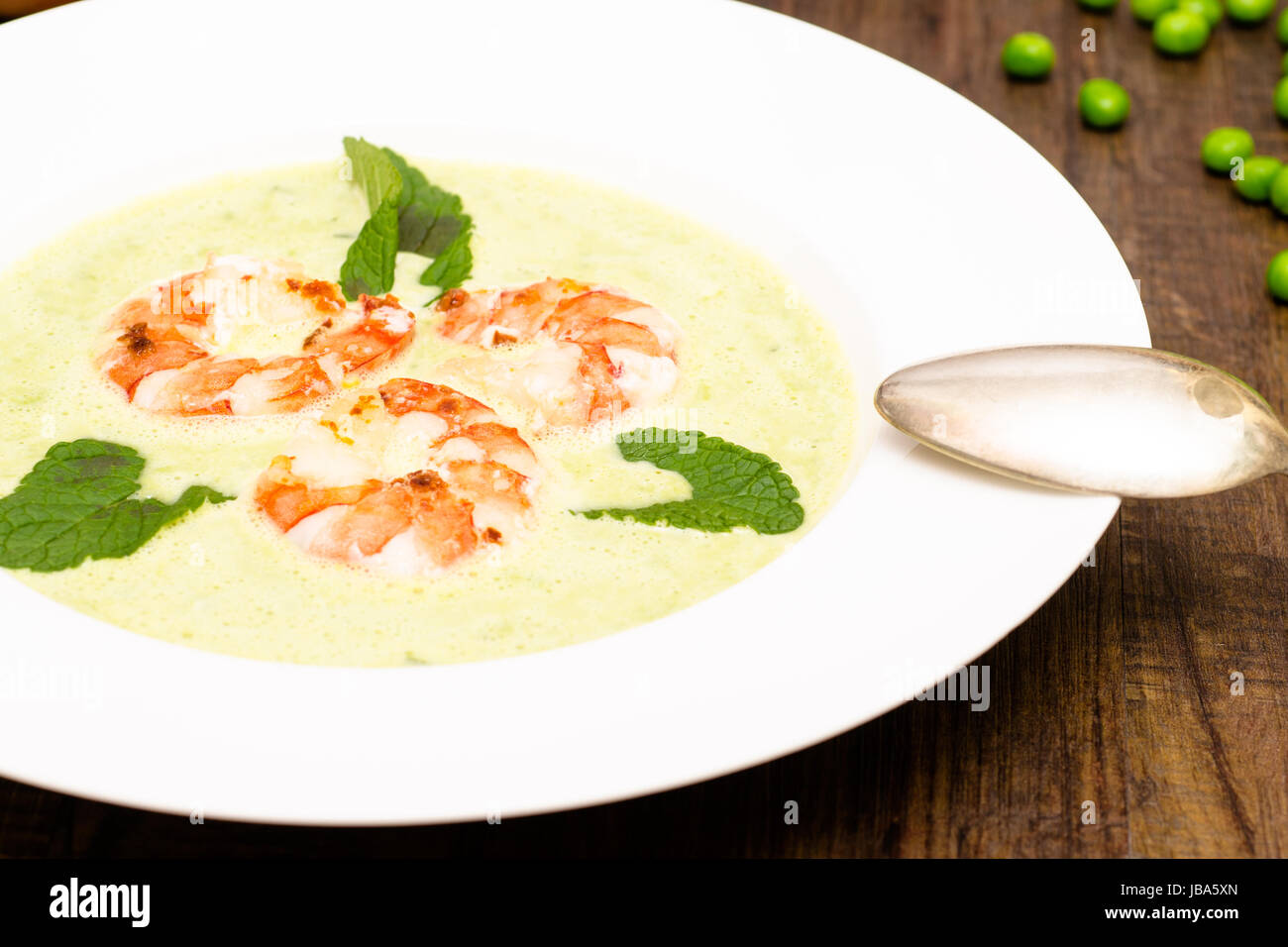 Erbsensuppe mit Garnelen und grüner Minze Stock Photo - Alamy