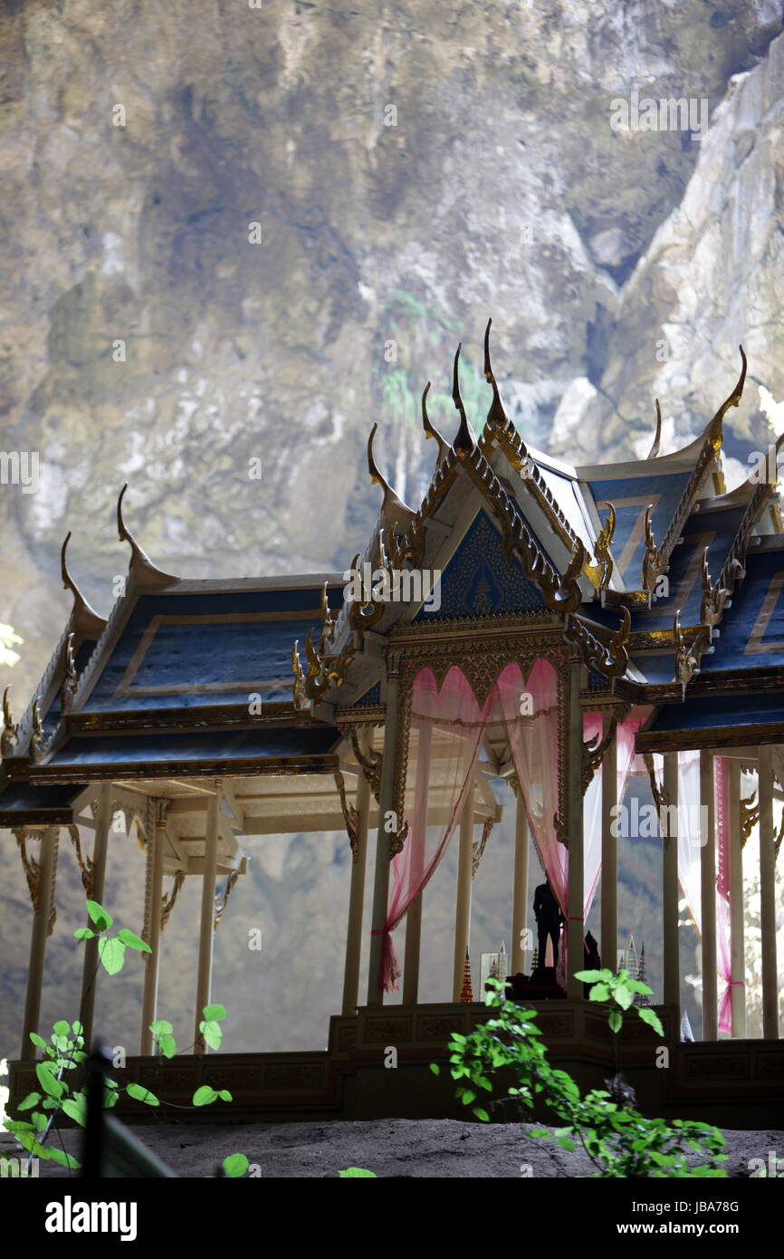 Die Hoehle Tham Phraya Nakhon mit dem Koenigssaal von Rama V aus dem Jahr 1890 in der Felsen Landschaft des Khao Sam Roi Yot Nationalpark am Golf von Thailand im Suedwesten von Thailand in Suedostasien. Flueeler) Stock Photo