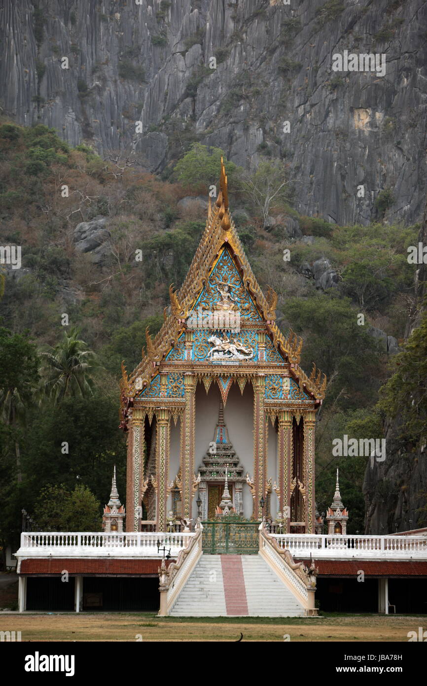Ein Tempel in der Felsen Landschaft des Khao Sam Roi Yot Nationalpark am Golf von Thailand im Suedwesten von Thailand in Suedostasien. Stock Photo