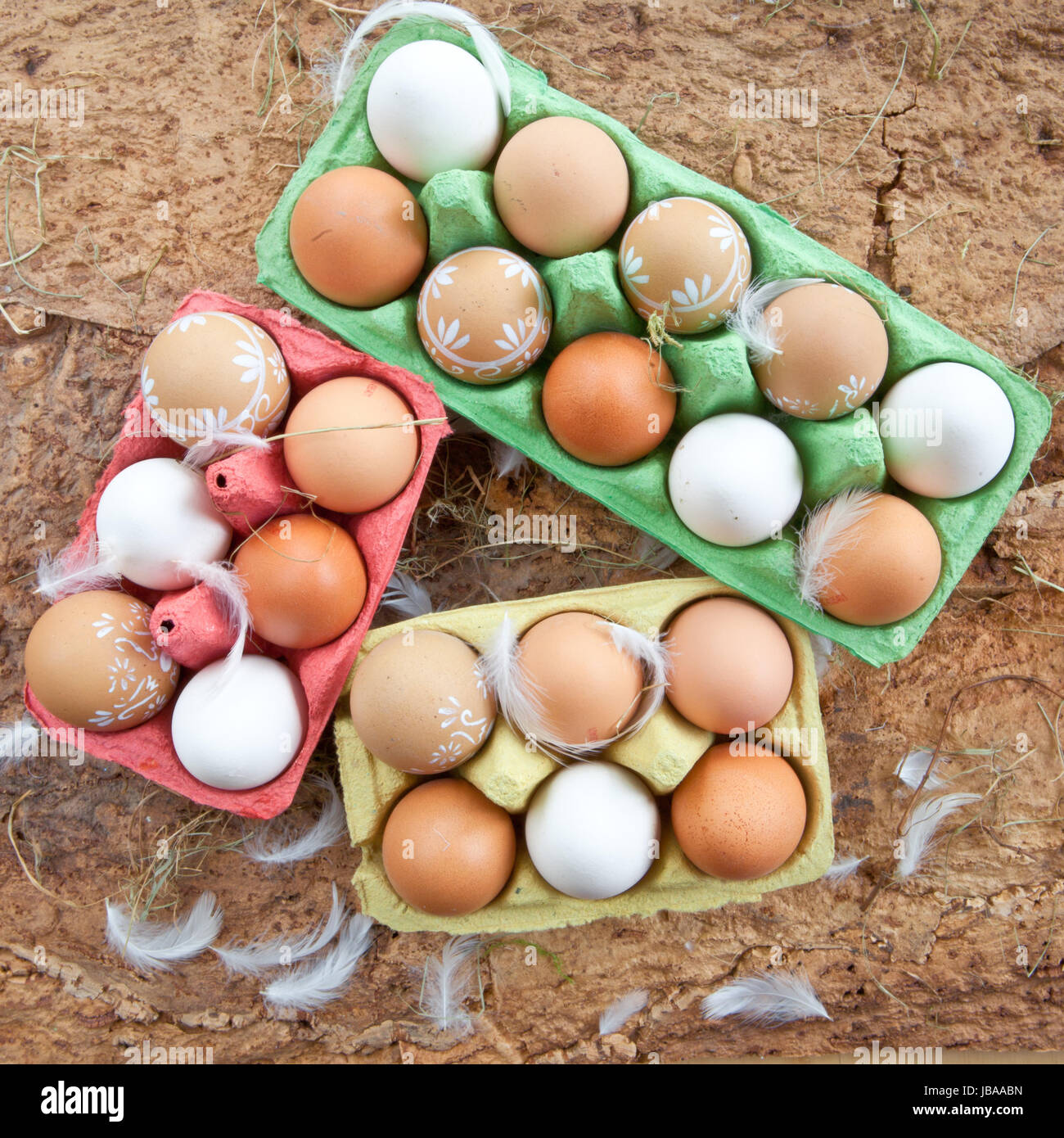 Rustikaler Hintergrund mit verschiedenen Eiern Stock Photo