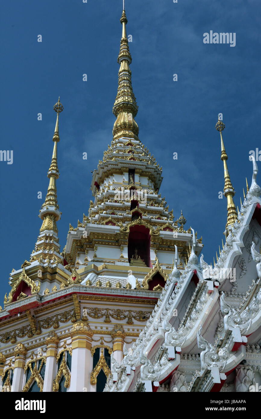 Ein neuer Wat bei der Stadt Khorat in der provinz Nakhon Ratchasima im Nordosten von Thailand im Suedwesten von Thailand in Suedostasien. Stock Photo
