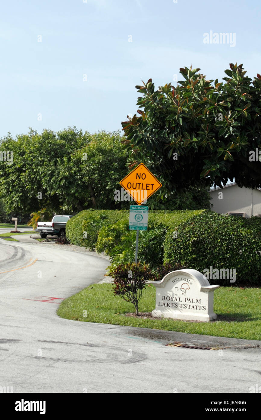 OAKLAND PARK, FLORIDA JULY 1, 2013 Entrance sign of the