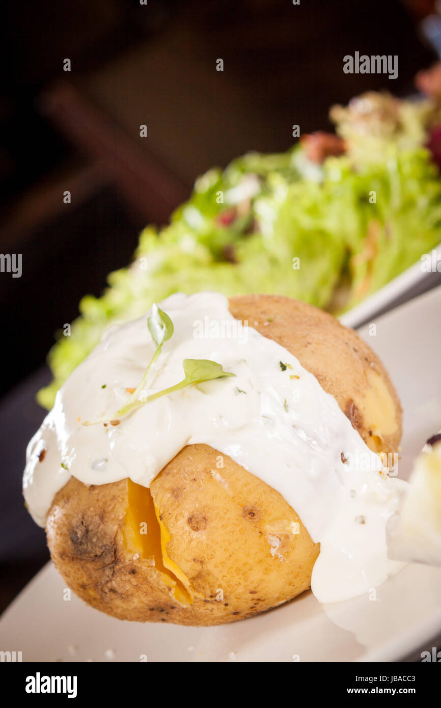 frische folien kartoffel aus dem ofen mit kräuter quark sour cream und ...