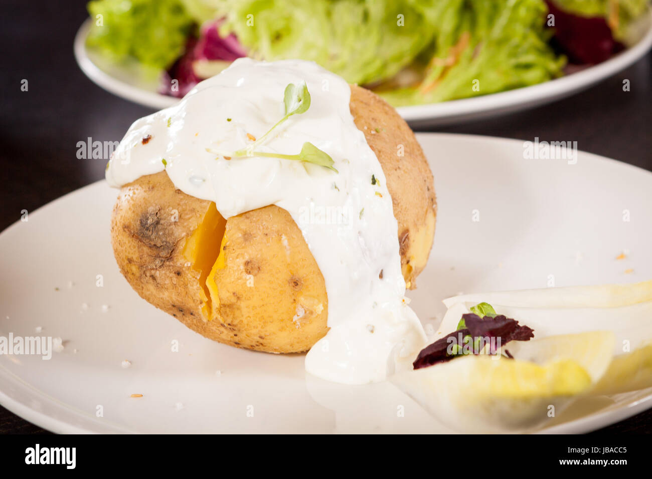 frische folien kartoffel aus dem ofen mit kräuter quark sour cream und ...