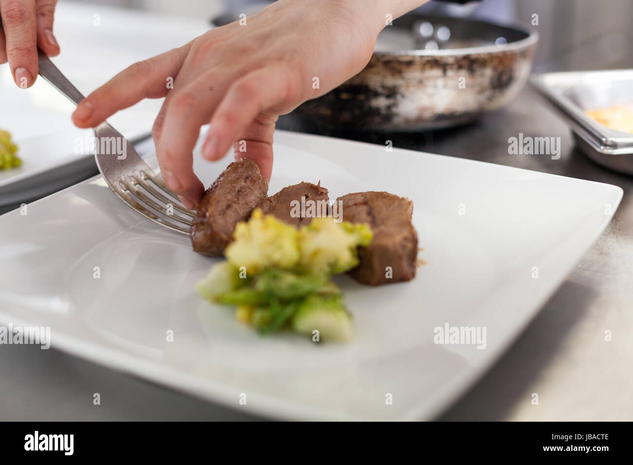 frisches filet mit feiner sauce zubereitet in der restaurant küche gastronomie gourmet essen Stock Photo