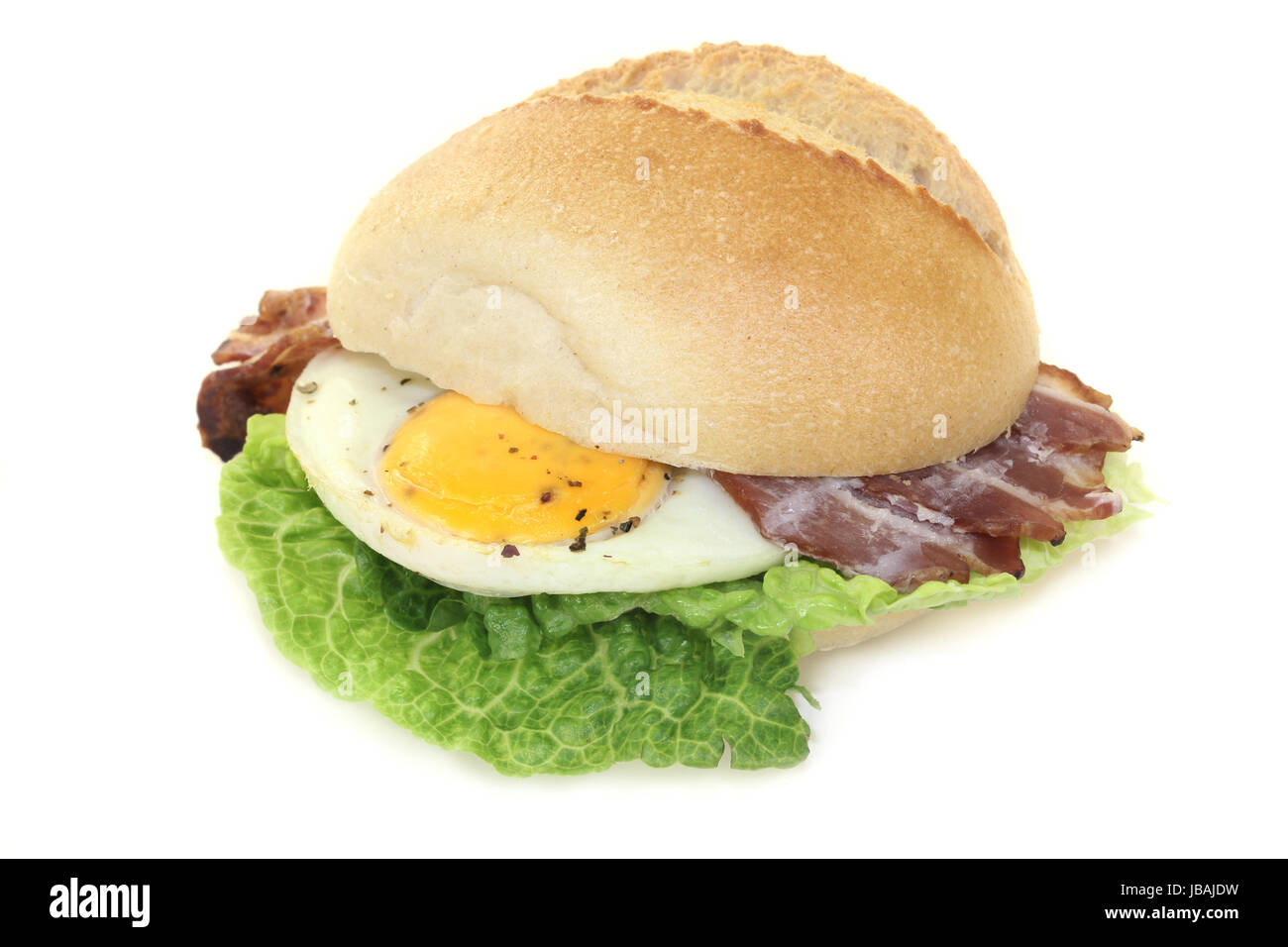 ein Brötchen belegtes mit Spiegelei, Bacon und Salat Stock Photo - Alamy