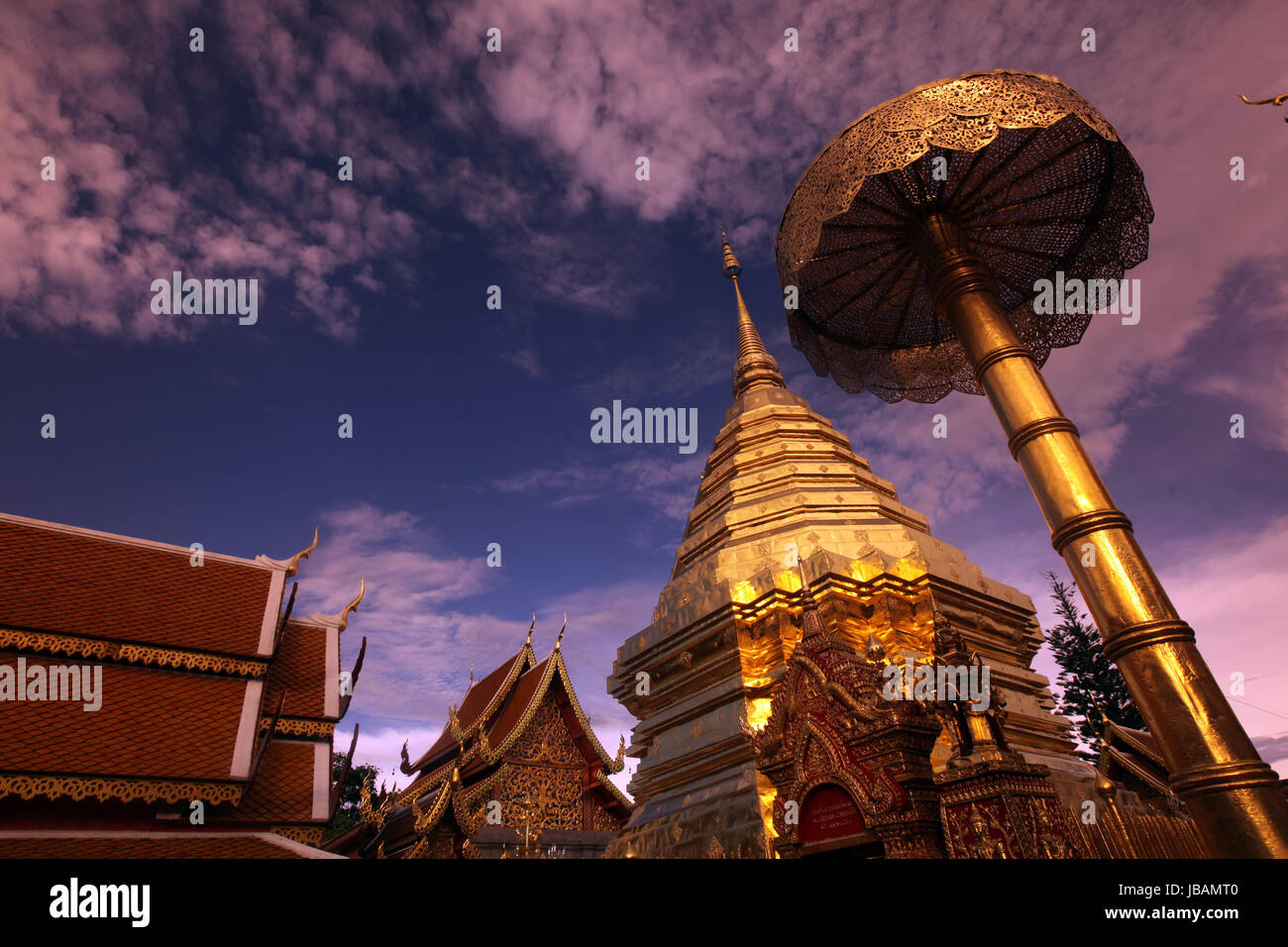 Der Chedi der Tempel Anlage des Wat Phra That Doi Suthep bei Chiang Mai in der Provinz Chiang Mai im Norden von Thailand in Suedostasien. Stock Photo