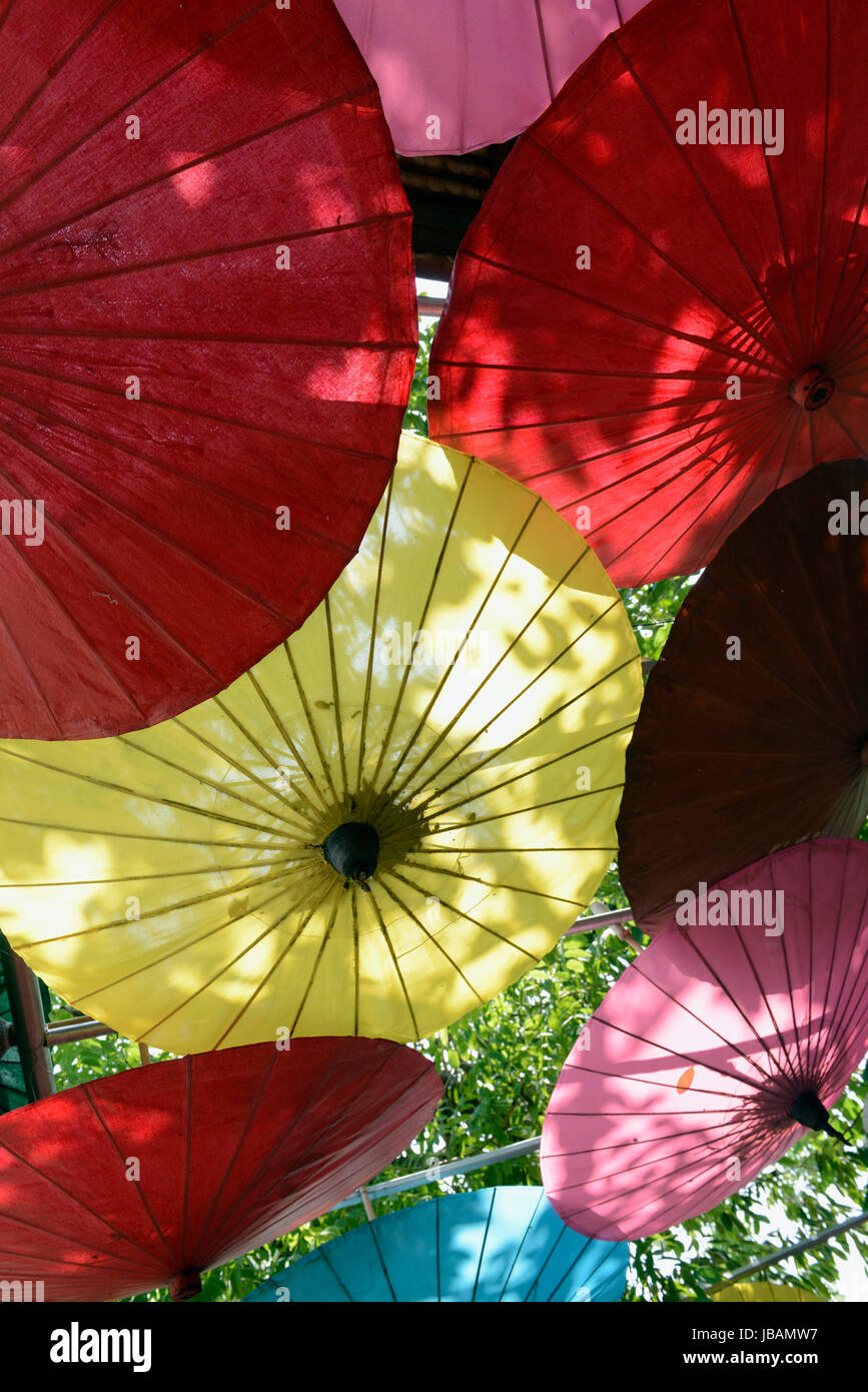 Traditionalle Schirme und Faecher aus Paier werden produziert in einer Papierschirm Fabrik in Chiang Mai im norden von Thailand in Suedostasien. Stock Photo