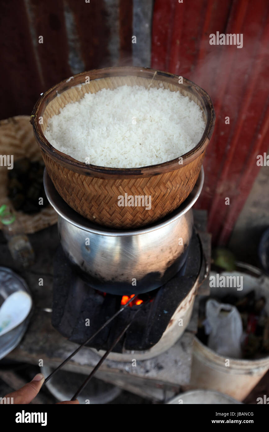 Klebreis oder Lao Reis wird gekocht in einem Dorf in der Provinzhauptstadt Amnat Charoen in der Provinz Amnat Charoen im Isan im Nordosten von Thailand. Stock Photo