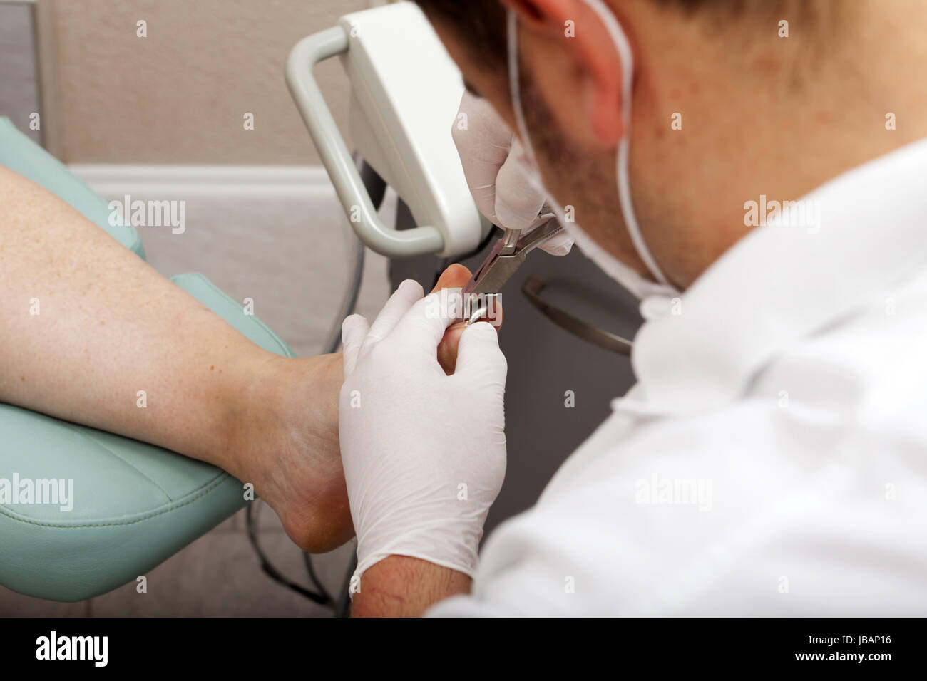 Fußpfleger schneidet mit Zange Zehennägel Stock Photo