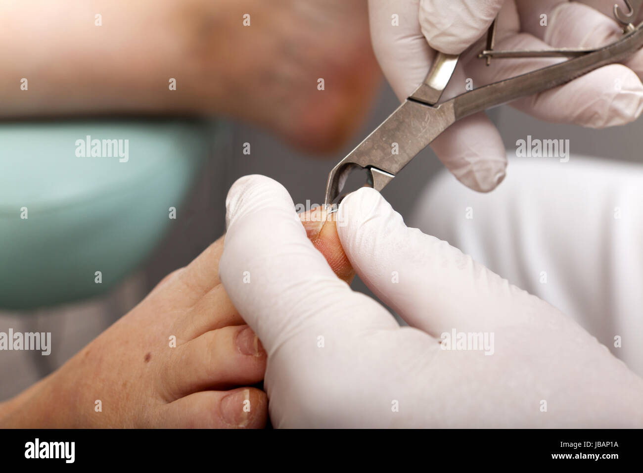 Zehennägel mit einer Zange schneiden Stock Photo